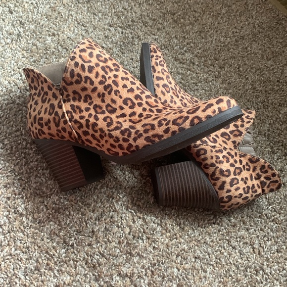 Serra leopard print side cut booties comes with box - Picture 4 of 6